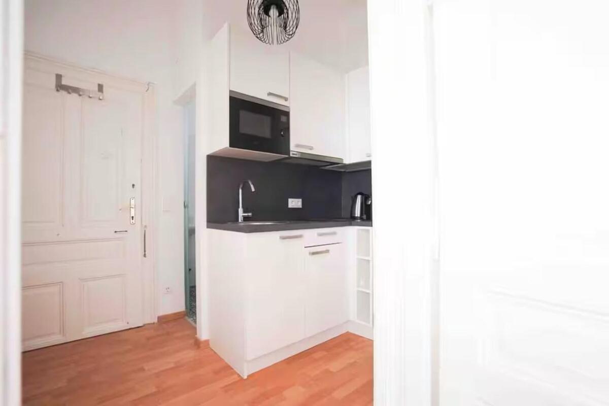 8 Minutes To Inner I 5 Min Walk To Metro I Wifi Apartment Wien